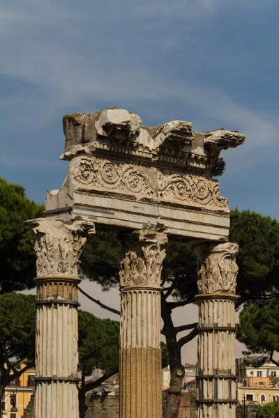 Edificio de ruinas y antiguas columnas en Roma, Italia — Foto de Stock