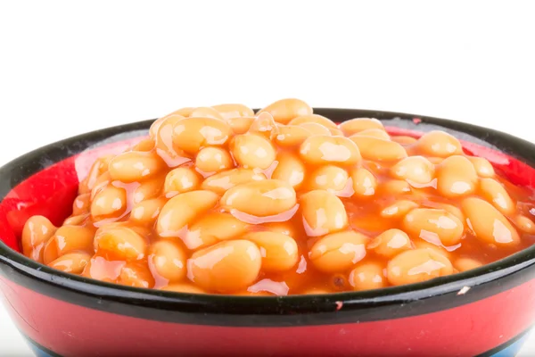 Kuru fasulye domates soslu bir tabakta arpacık ile marine edilmiş — Stok fotoğraf