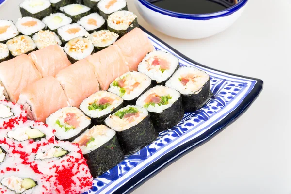 Zestaw sushi - różne rodzaje maki sushi i nigiri sushi — Zdjęcie stockowe