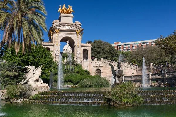 Barcelona ciudadela parque lago fonte com quadriga dourada de A — Fotografia de Stock