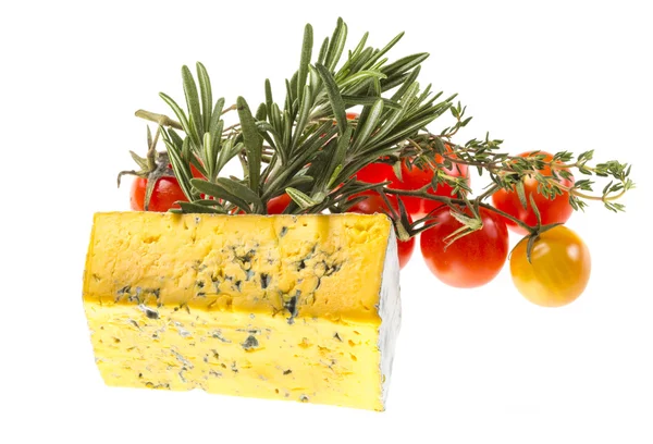 Plátek sýru roquefort s rajčaty a bylinkami — Stock fotografie