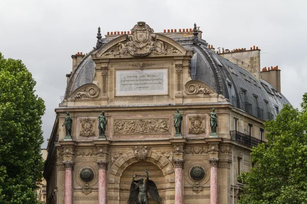 Красивый фонтан Сен-Мишель в Париже — стоковое фото