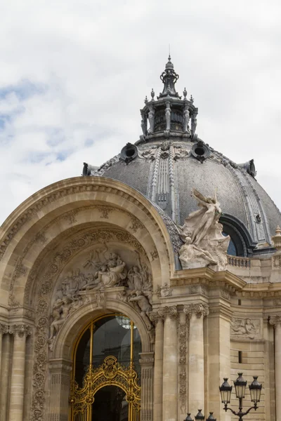 Tarihi bina Paris'te Fransa — Stok fotoğraf