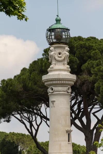 Roma, İtalya, ağaçların arasındaki küçük deniz feneri — Stok fotoğraf