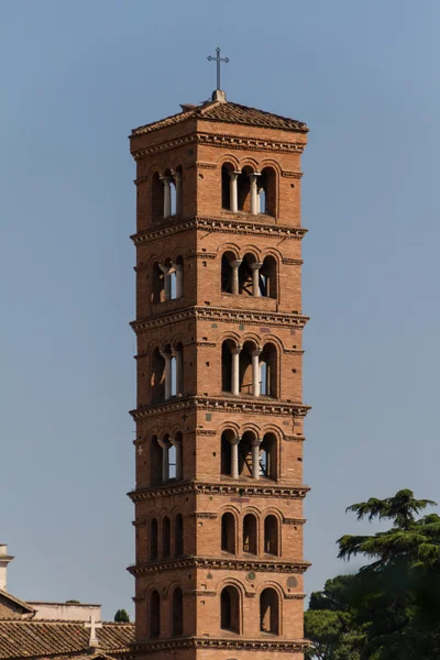 Klokkentoren van de basilica dei santi giovanni e paolo in rome, Italië — Stockfoto