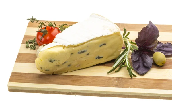 Ein Stück weicher Brie-Käse — Stockfoto