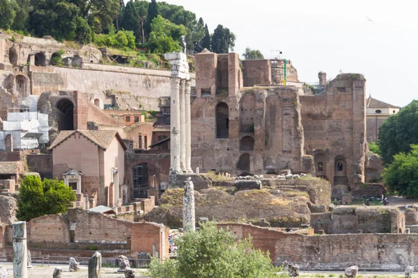 Bauruinen und antike Säulen in Rom, Italien — Stockfoto