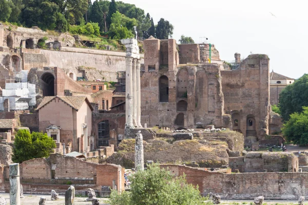 Edifício ruínas e colunas antigas em Roma, Itália — Fotografia de Stock