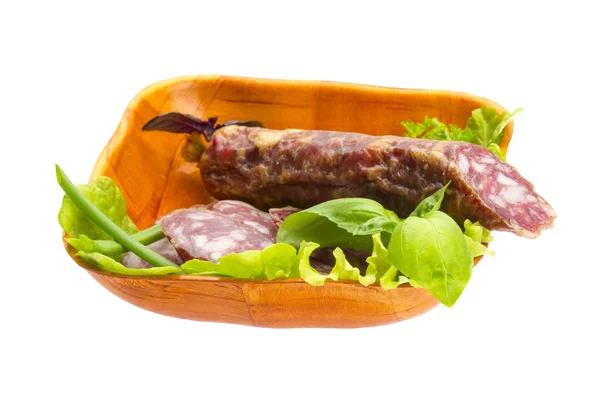 Salami maduro con ensalada, albahaca, cebolla y tomate —  Fotos de Stock