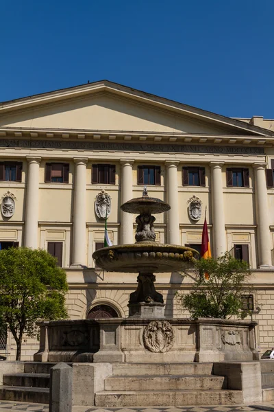 Roma, Itália. Detalhes arquitetônicos típicos da cidade velha — Fotografia de Stock