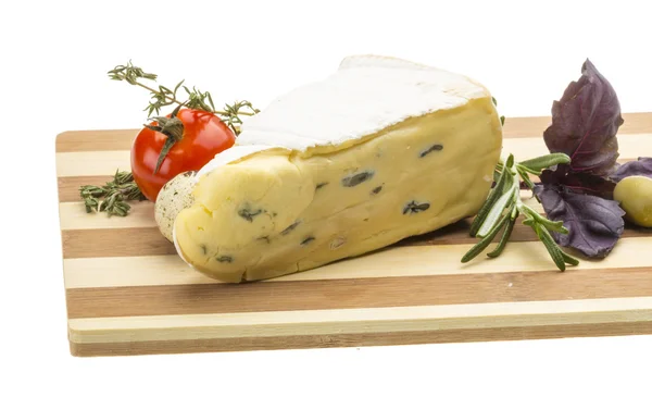 Ein Stück weicher Brie-Käse — Stockfoto