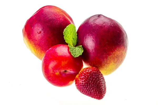 熟した明るい桃、プラム、イチゴ、ミント — ストック写真