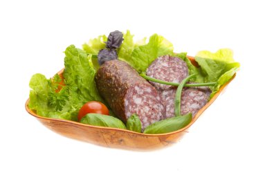 Olgun salam salata, fesleğen, soğan ve domates ile