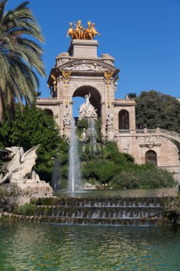 Barcelona ciudadela park lake çeşme altın quadriga ile bir