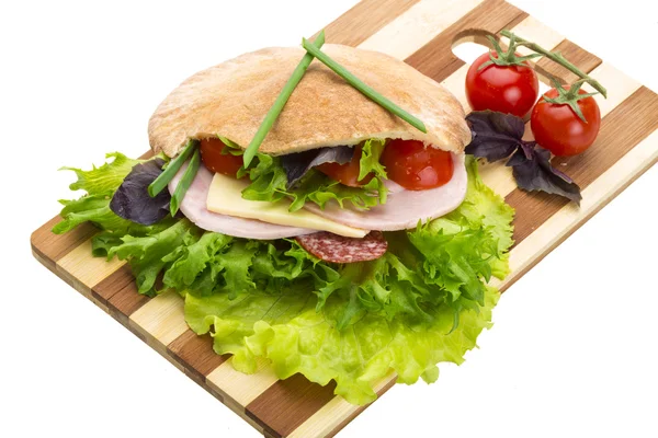 Pâine cu cârnați și salată — Fotografie, imagine de stoc