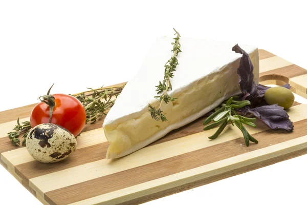 Keil des Gourmet-Brie-Käses — Stockfoto