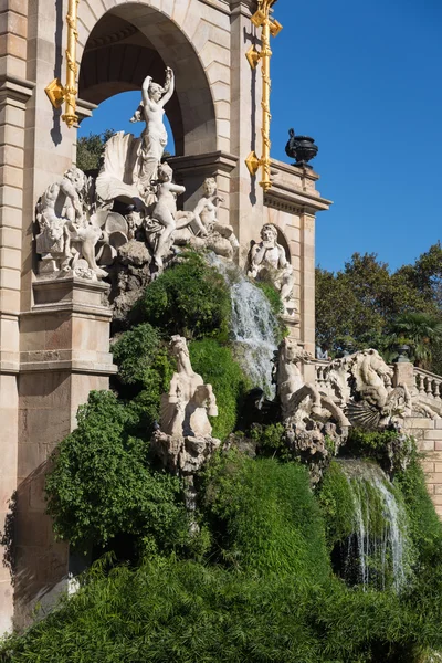 Barcelona ciudadela park lake brunnen mit goldener quadriga eines — Stockfoto