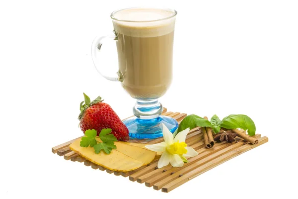 Kaffee spät mit Blüte, Minze, Sternanis und Zimt — Stockfoto