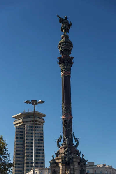 Columbus oszlopa, a barcelonai habour, a végén a híres el Miguelete katedrális — Stock Fotó