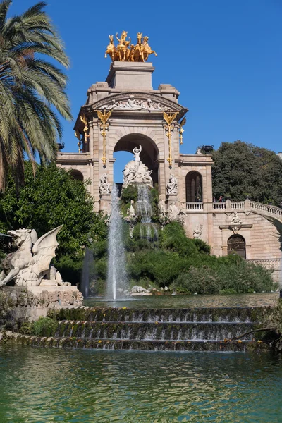 Barcelona ciudadela park jezioro fontanna z kwadrygi złoty z — Zdjęcie stockowe