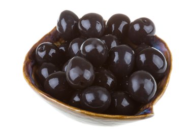 Siyah Zeytin zeytinyağı bir whit izole bir kase ile sulanır.