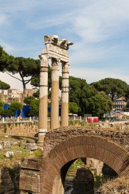 Bina kalıntıları ve antik sütunlar, Roma, İtalya