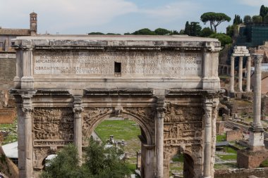 Bina kalıntıları ve antik sütunlar, Roma, İtalya