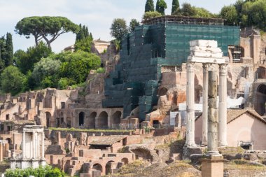 Bina kalıntıları ve antik sütunlar, Roma, İtalya