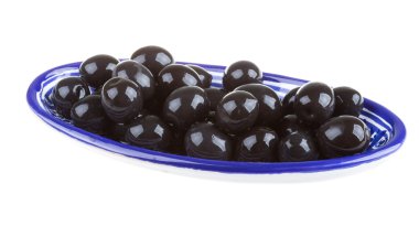 Siyah Zeytin zeytinyağı bir whit izole bir kase ile sulanır.