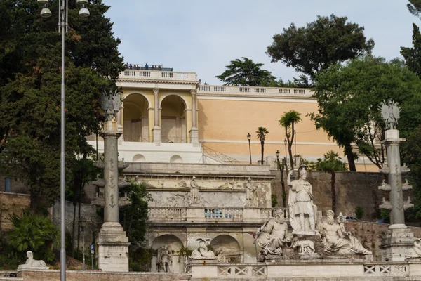 Scultura e fontana di Piazza del Popolo. I passi portano su — Foto Stock