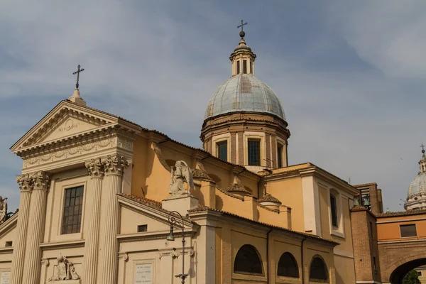 Grande église dans le centre de Rome, Italie . — Photo