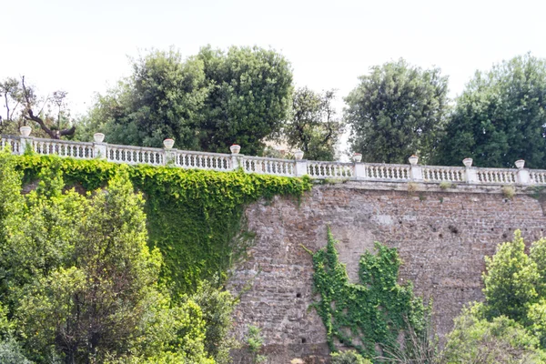 Μεγάλη εκκλησία στο κέντρο της Ρώμης, Ιταλία. — Φωτογραφία Αρχείου