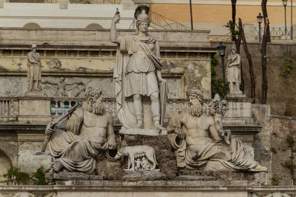 Скульптура і фонтан Пьяцца дель Пополо. Кроки, які ведуть до — стокове фото