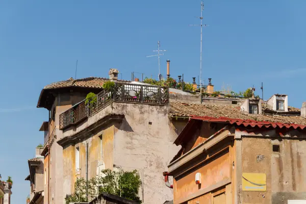 Roma, Itália. Detalhes arquitetônicos típicos da cidade velha — Fotografia de Stock