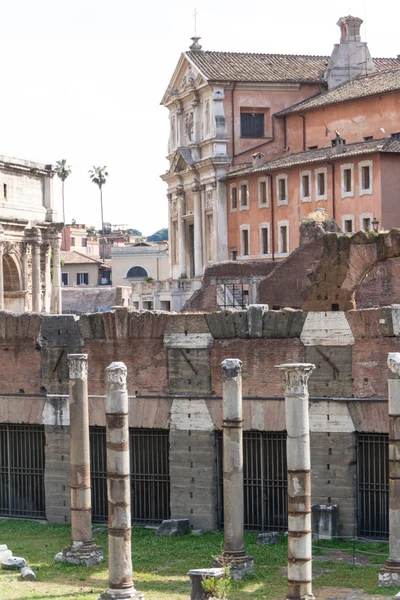 Bina kalıntıları ve antik sütunlar, Roma, İtalya — Stok fotoğraf