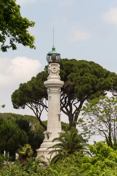 Petit phare entre les arbres à Rome, Italie — Photo