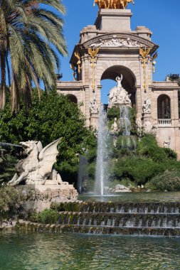 Barcelona ciudadela park lake çeşme altın quadriga Aurora ile