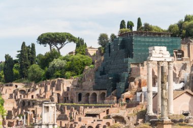 Bina kalıntıları ve antik sütunlar, Roma, İtalya