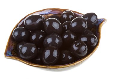 Siyah Zeytin zeytinyağı bir whit izole bir kase ile sulanır.