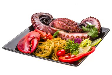 Ahtapot ve ıstakoz bacak ile deniz ürünleri makarna