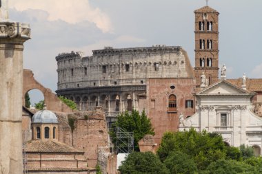 Bina kalıntıları ve antik sütunlar, Roma, İtalya