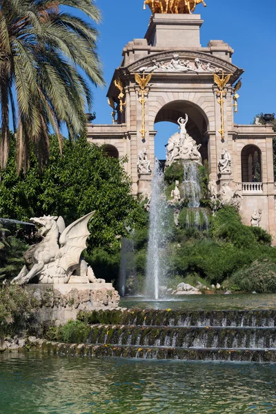 オーロラの黄金の quadriga とバルセロナ シウダデラ公園湖噴水 — ストック写真