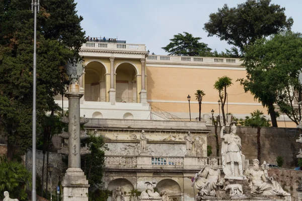 Скульптура и фонтан Пьяцца дель Пополо. Ступени ведут вверх — стоковое фото