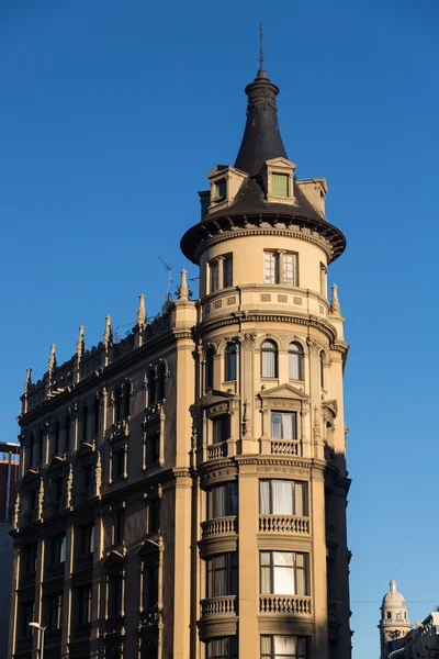 Gebouwen gevels grote architectonische bezienswaardigheden in de stad-o — Stockfoto