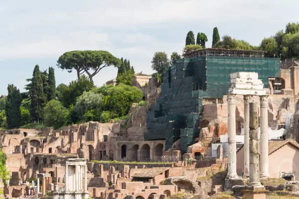 Bina kalıntıları ve antik sütunlar, Roma, İtalya