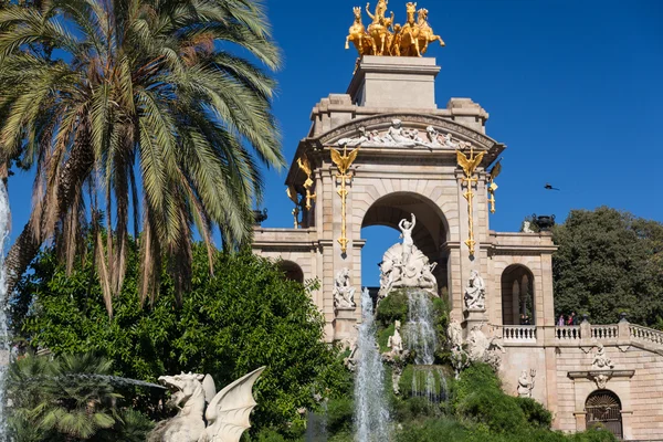 Barcelona ciudadela park sjön fontän med gyllene quadriga av aurora — Stockfoto