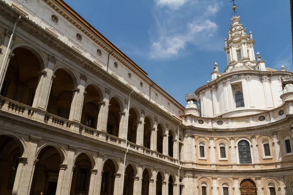 Grande église dans le centre de Rome, Italie . — Photo