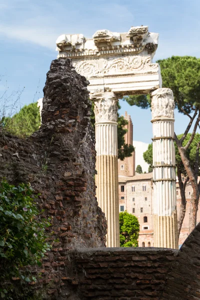 Bina kalıntıları ve antik sütunlar, Roma, İtalya