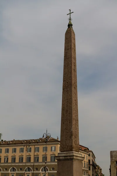 Pomnik na placu piazza del popolo, Rzym, Włochy. — Zdjęcie stockowe