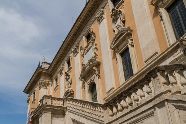 Roma, Itália. Detalhes arquitetônicos típicos da cidade velha — Fotografia de Stock